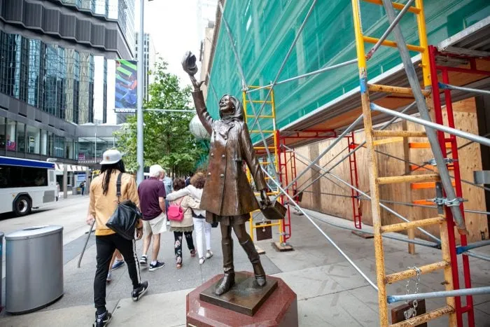 Mary Tyler Moore Statue in Minneapolis, Minnesota | Minneapolis roadside attractions in Minnesota - TV Land Bronze statues of classic TV characters