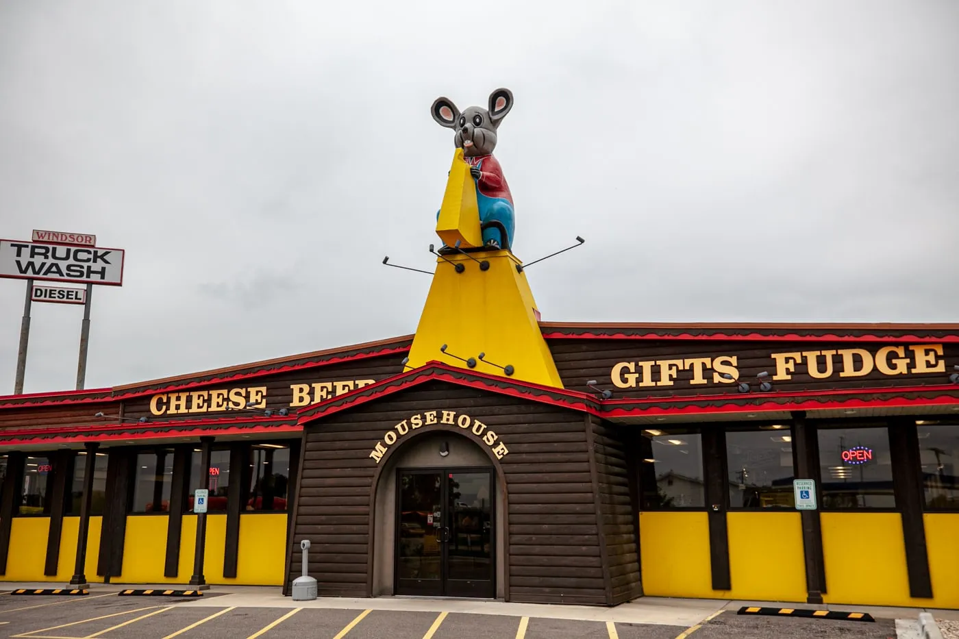 Giant Mouse at Mousehouse Cheesehaus in Windsor, Wisconsin | Cheese Shop in Wisconsin | Wisconsin Roadside Attractions