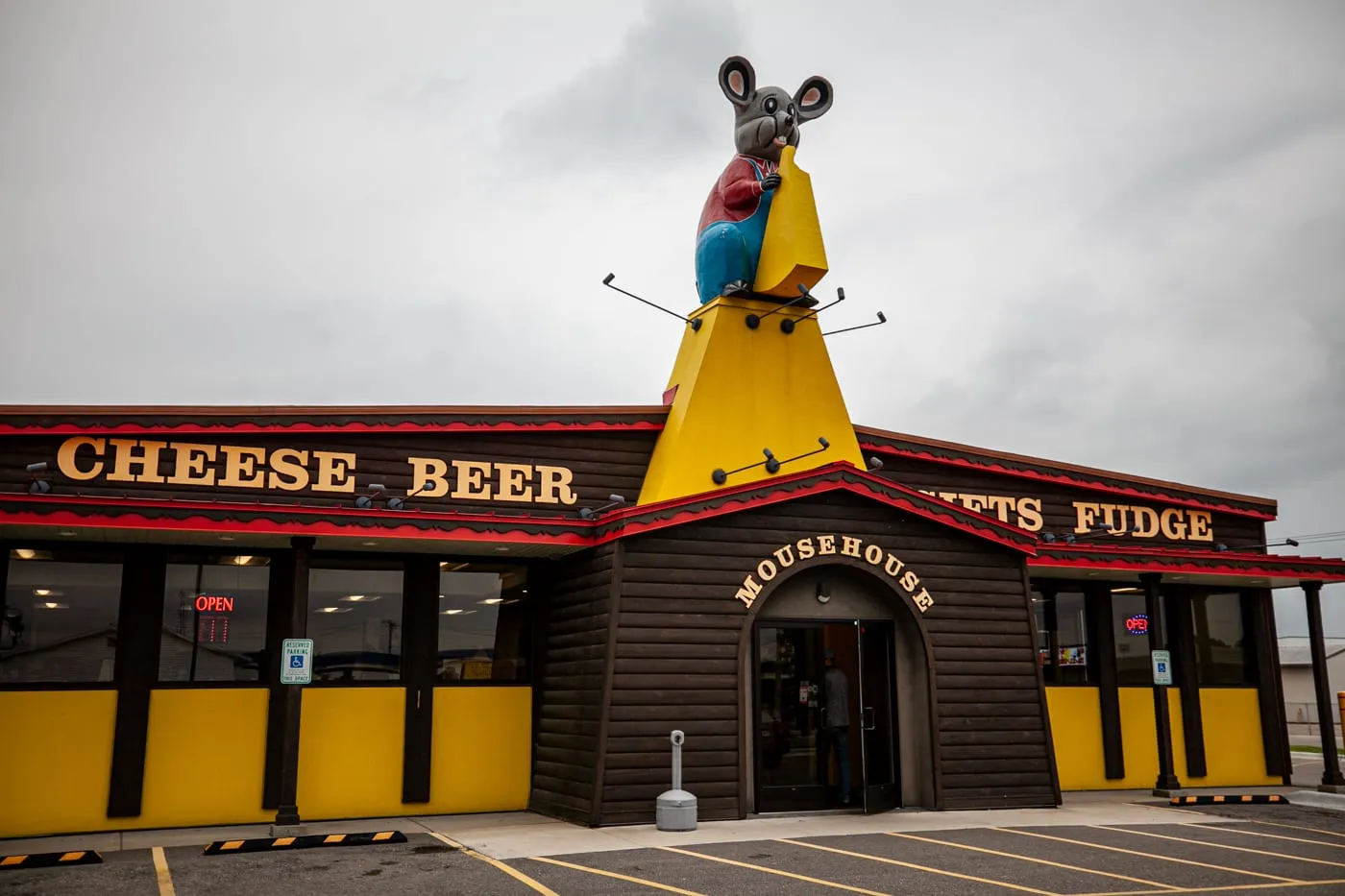 Giant Mouse at Mousehouse Cheesehaus in Windsor, Wisconsin | Cheese Shop in Wisconsin | Wisconsin Roadside Attractions