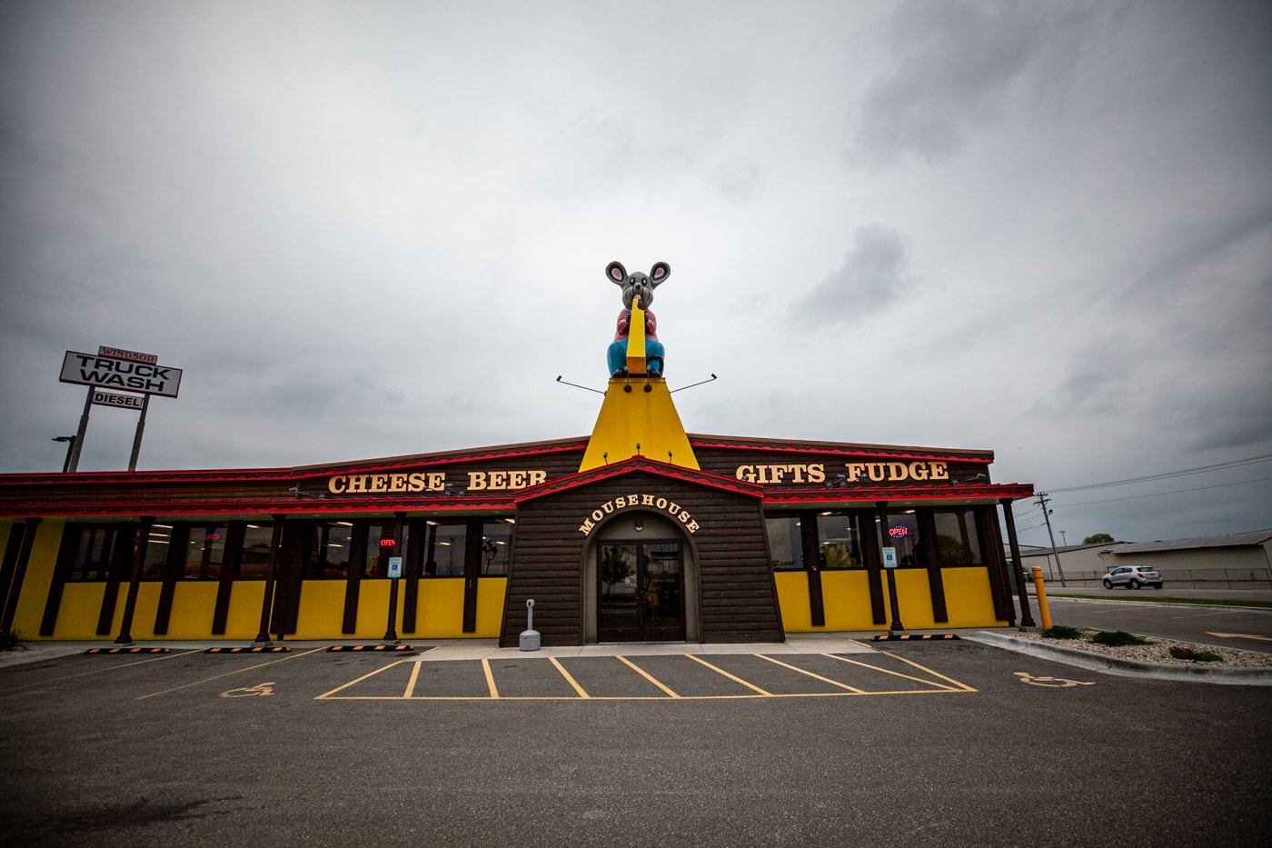 Giant Mouse at Mousehouse Cheesehaus in Windsor, Wisconsin | Cheese Shop in Wisconsin | Wisconsin Roadside Attractions