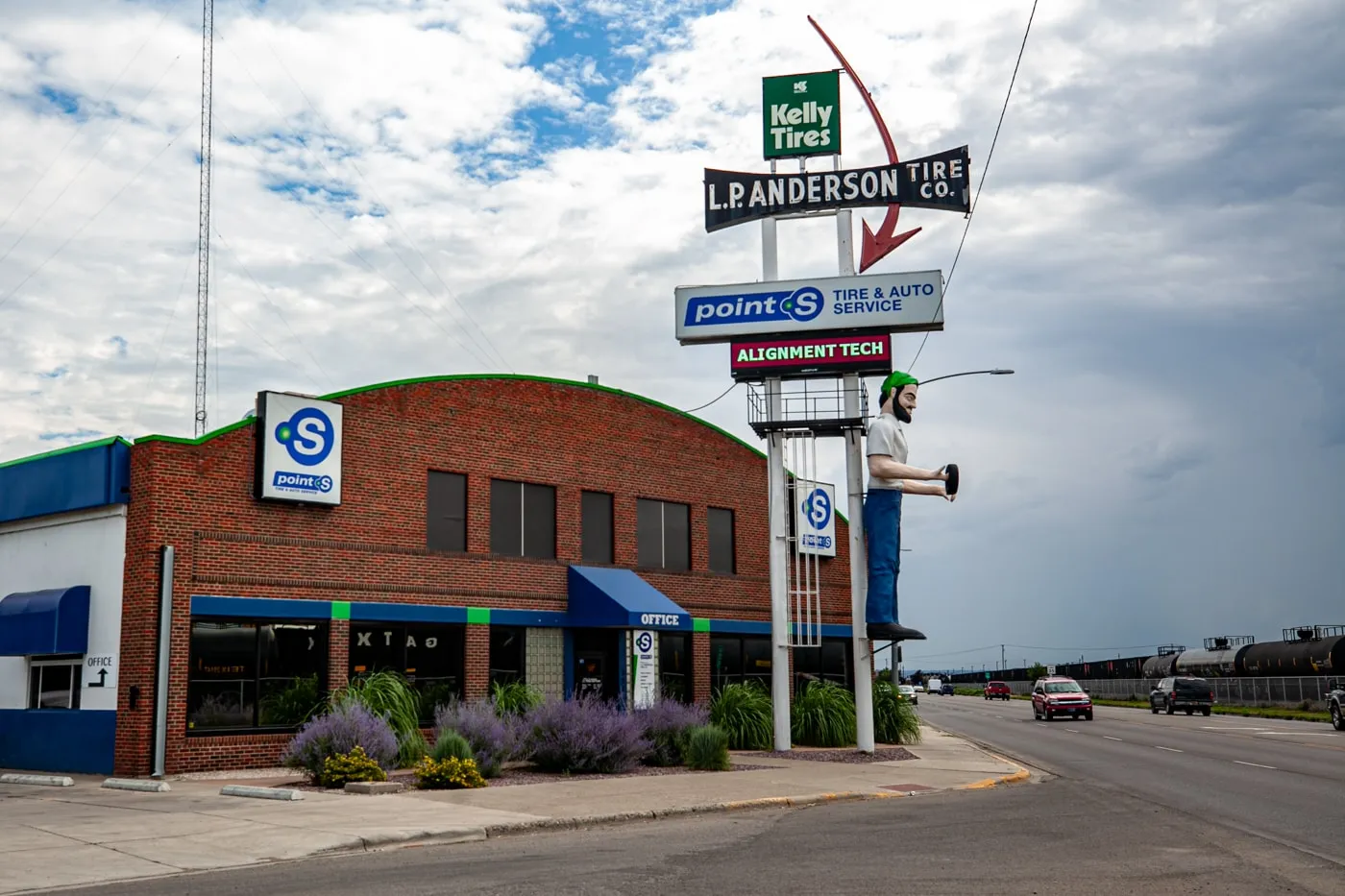 L.P. Anderson Tire Factory Muffler Man in Billings, Montana | Montana Roadside Attractions