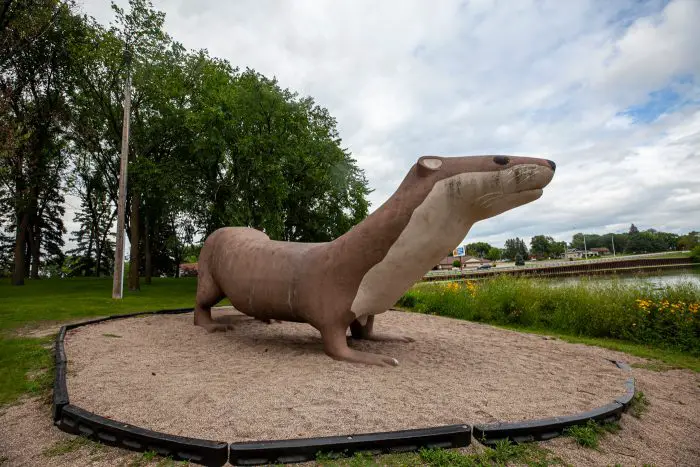 Otto the Otter: Giant Otter in Fergus Falls, Minnesota - Minnesota roadside attractions