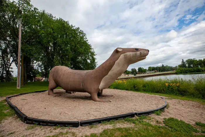 Otto the Otter: Giant Otter in Fergus Falls, Minnesota - Minnesota roadside attractions