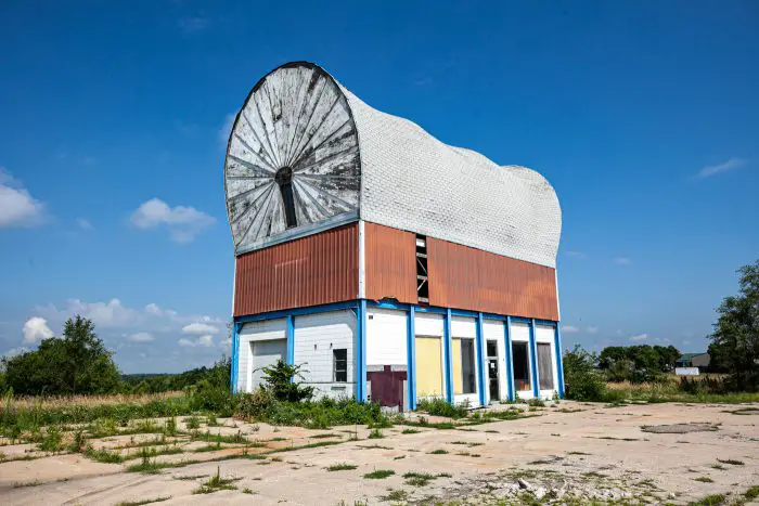 World's Largest Covered Wagon in Milford, Nebraska | Nebraska Roadside Attractions