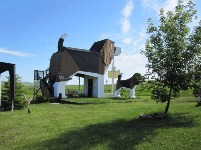 Weird roadside attractions: World’s Largest Beagle: Dog Bark Park Inn in Idaho