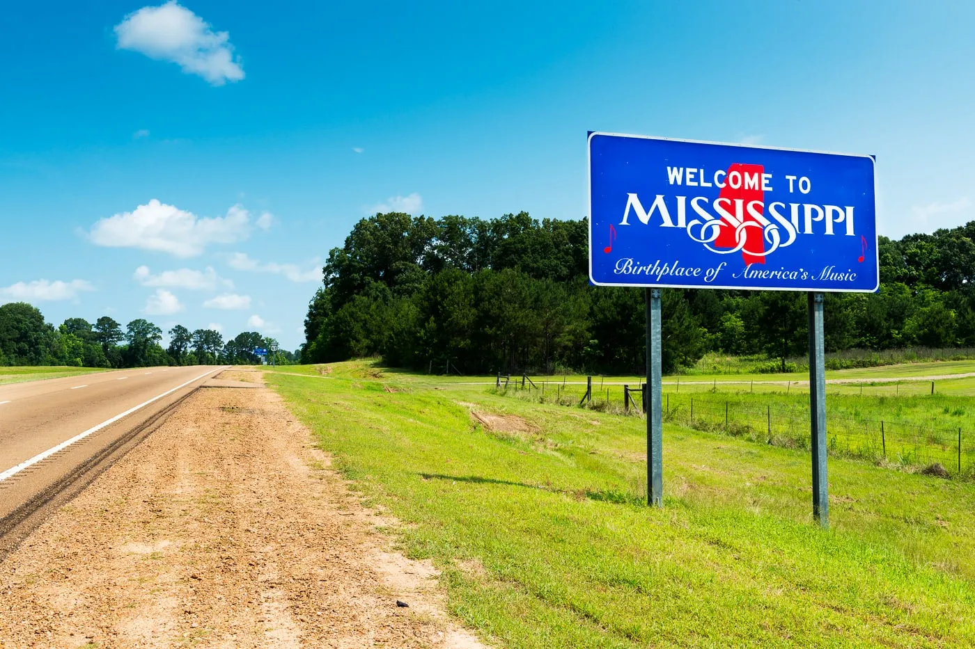 The best Mississippi roadside attractions to visit on a Mississippi road trip. Add these roadside oddities to your travel bucket list, itinerary, or map!