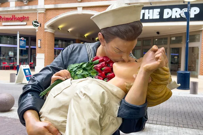 Embracing Peace (The Kiss) Sculpture in National Harbor, Maryland Roadside Attraction